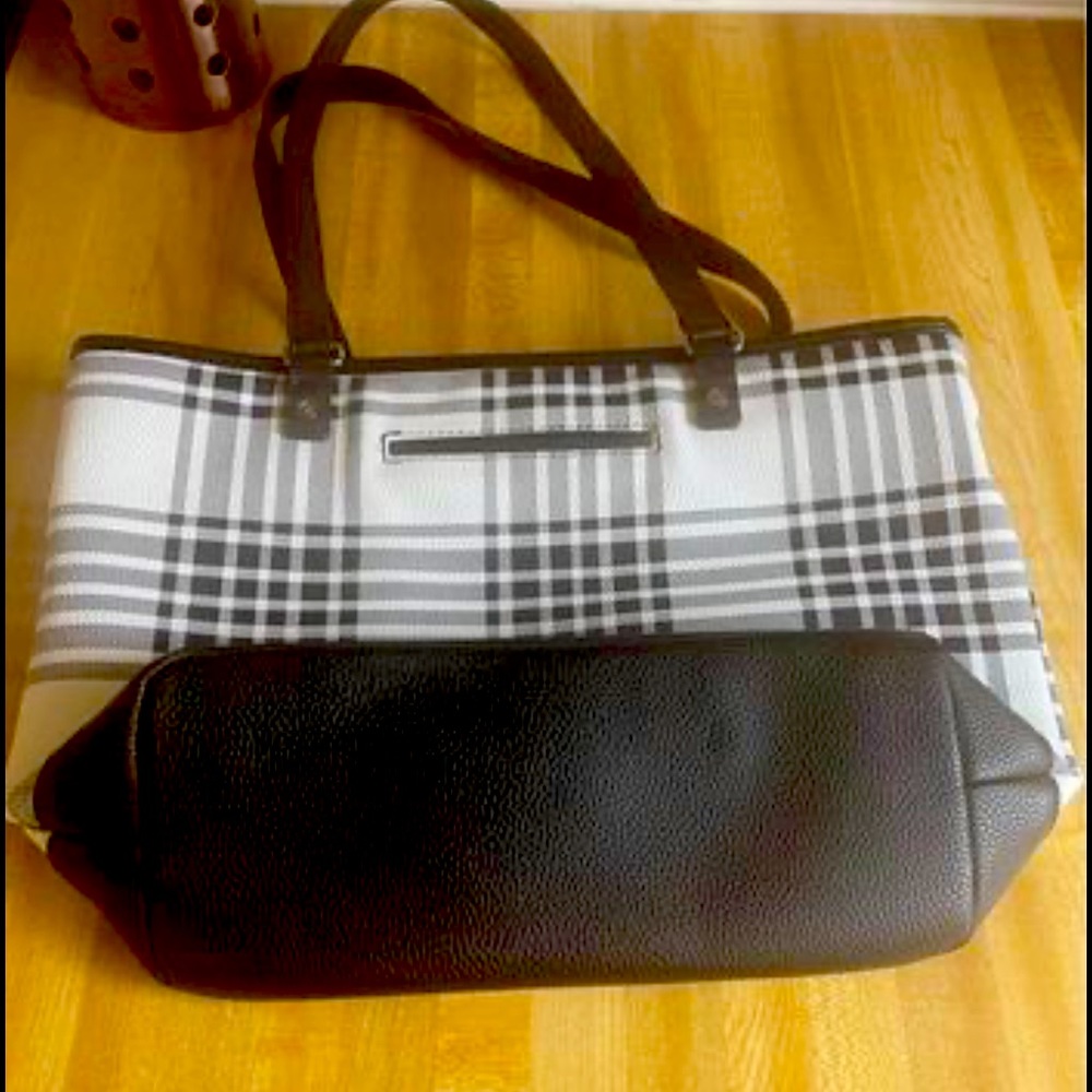 Black and White 31 Shoulder Bag, in perfect condition